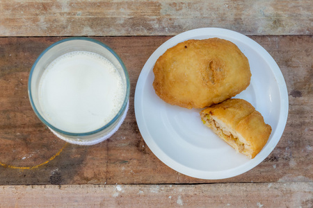 pirozhki，俄罗斯的传统食品，与杯牛奶，肉帕特