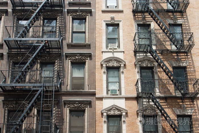 典型的老房子与消防楼梯在纽约