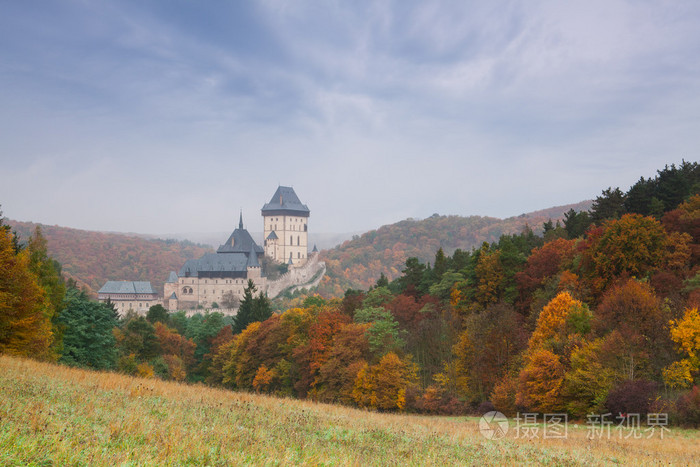 秋天的景色，与卡尔施泰因城堡