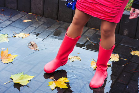 下雨天鞋淋湿图片