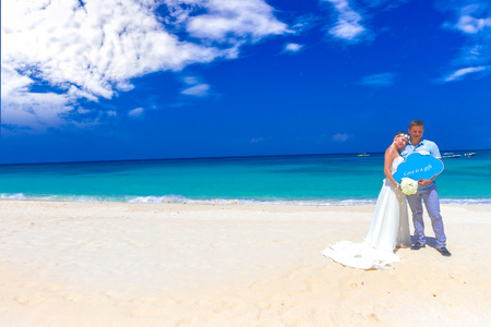 幸福的新娘和新郎在婚礼当天，户外海滩婚礼中 t
