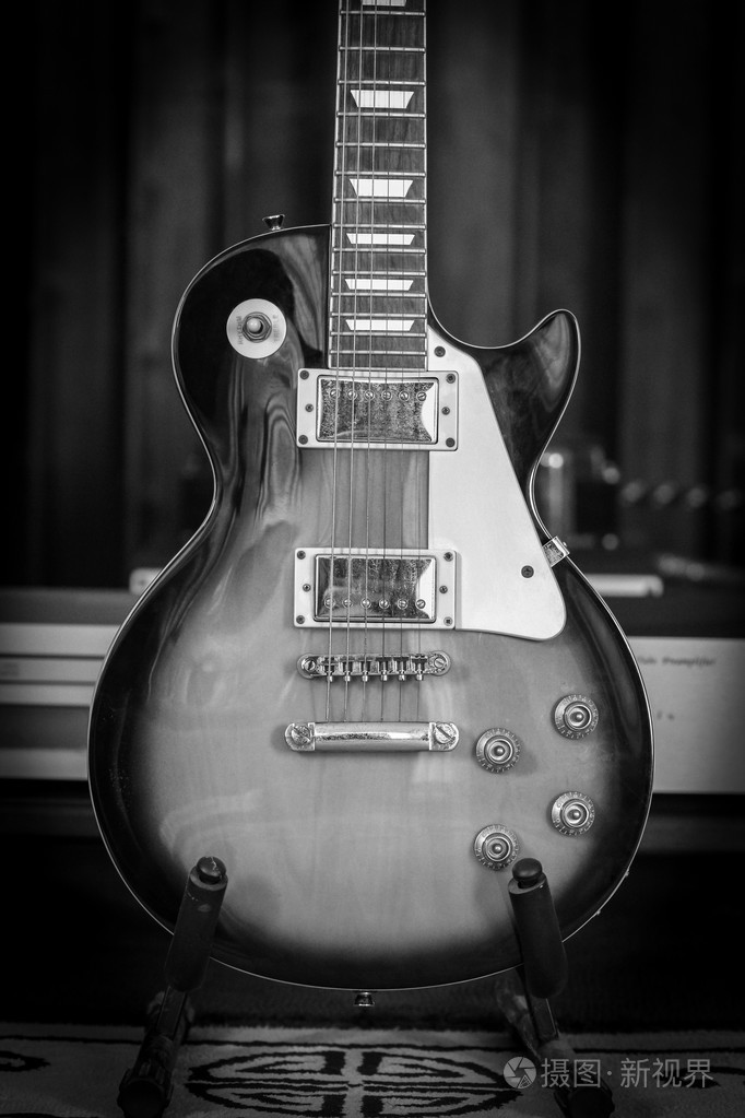 黑白旧电吉他