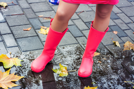 下雨天鞋淋湿图片