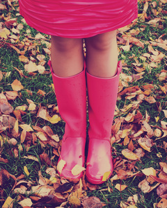 下雨天鞋淋湿雨靴的女人照片