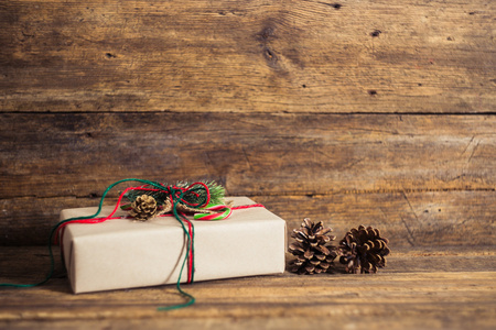 圣诞礼物木制背景与糖果手杖，冷杉的枝条，蜡烛，视锥细胞上