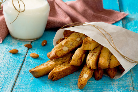 传统的意大利糕点饼干 cantuccini 在木制的桌子上