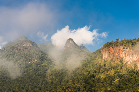 高山岭在浓雾中