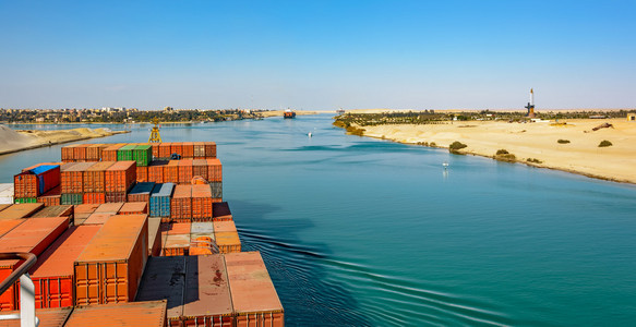 工业集装箱船与船的穿越苏伊士运河