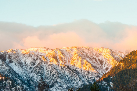 顶部的雪山日出与沃斯地区，华盛顿