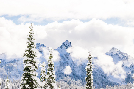 在美国华盛顿的雷尼尔山附近白雪覆盖的山风景