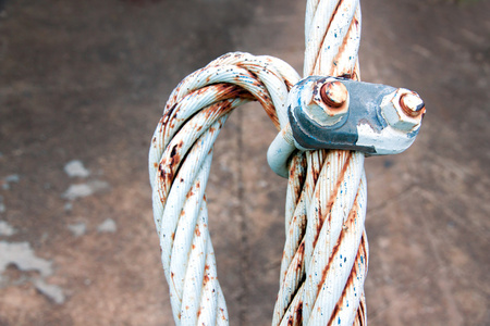 绳子和生锈钩带锁紧螺母的吊索照片