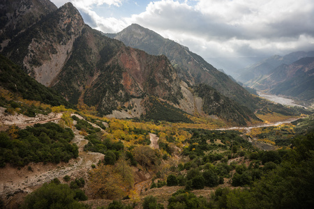 山在阳光下的秋天风景