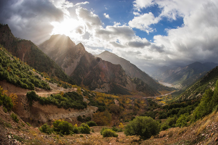 山在阳光下的秋天风景