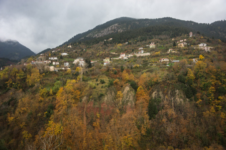 风景秀丽的山秋季景观和村 Prusos