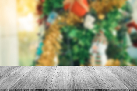 木材的露台和树的模糊的圣诞装饰，过程