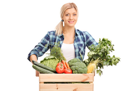 女性农民举行板条箱与蔬菜