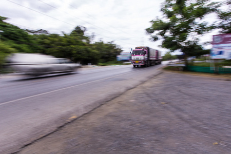 卡车在道路平移相机