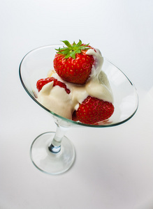草莓和奶油在玻璃