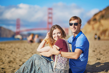 浪漫爱夫妇在 San Francisco 贝克海滩上有个约会