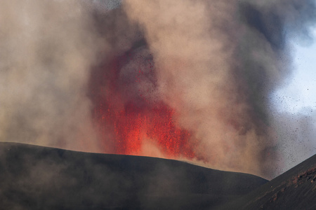 火山喷发。埃特纳火山喷发从火山口 Voragine