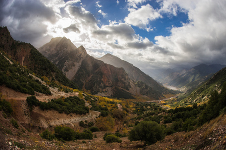 山在阳光下的秋天风景