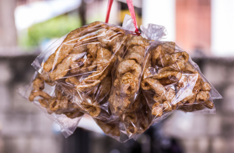 猪肉在塑料挂裂纹, 泰国市场