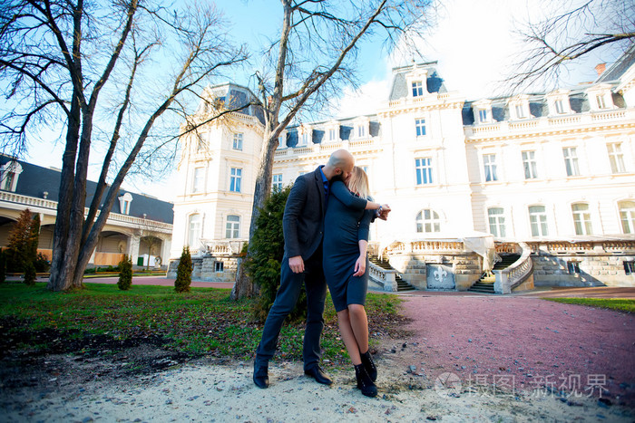 幸福的情侣在秋天的公园中拥抱和面对面站的画像爱美丽的人