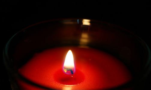 孤立在黑色的蜡烛烧
