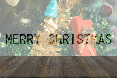 木材的露台和圣诞树装饰