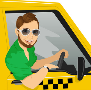 出租车司机带着太阳眼镜在黄色的车微笑