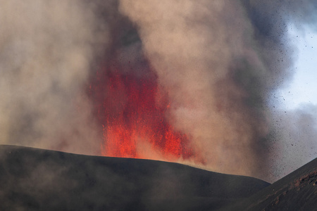 火山喷发。埃特纳火山喷发从火山口 Voragine