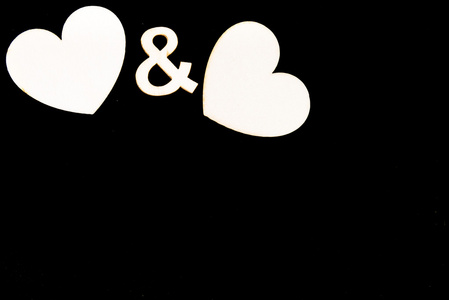 双心形状符号孤立在黑色,可用复制空间,爱情观照片
