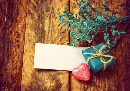 小蓝礼品盒，粉红色的心，分支装饰，空标记