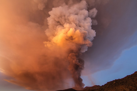 火山喷发。埃特纳火山喷发从火山口 Voragine