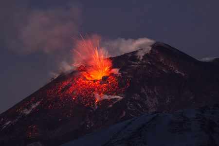 火山喷发。埃特纳火山喷发从火山口 Voragine