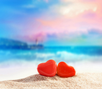 夏季海滩上的两颗心