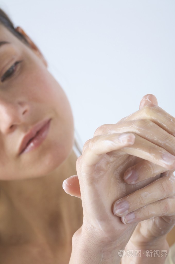 擦乳液到她手里的女人