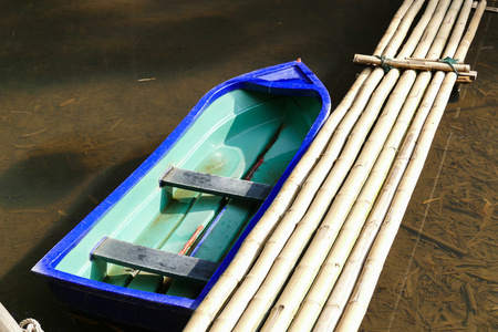 横跨小溪的船和竹人行天桥