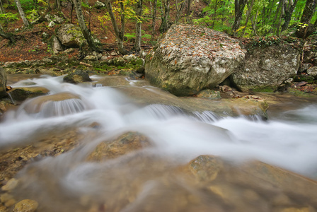 宁静的秋河图片