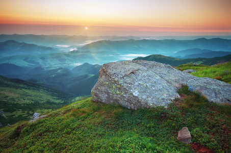 山的风景。在山的日出