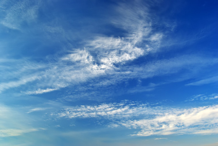 在阳光明媚的日子里, 深蓝的天空。天空背景