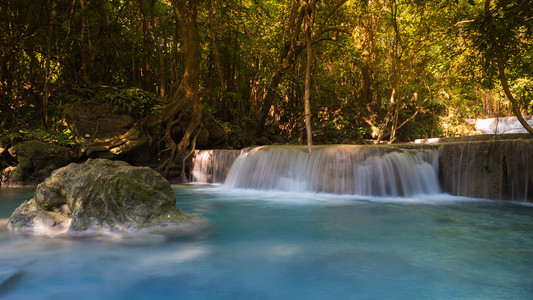 泰国国家公园的深蓝色流瀑布