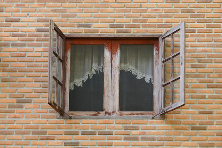 在砖墙上的旧木窗口