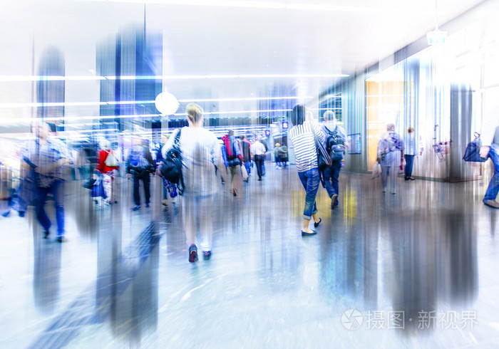 在繁忙的街道,在大城市,在城市的人们都赶着椎体上行走的人