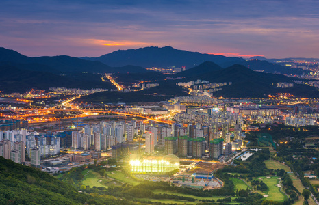 到市中心的首尔，韩国的首尔城市天际线景观