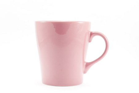 孤立在白色背景上的粉红色杯