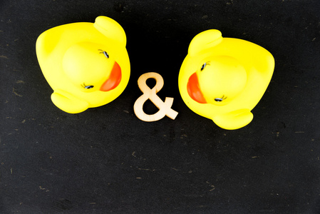 对孤立在黑色的黑板背景，爱情观的黄色橡胶鸭子