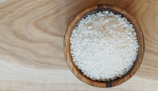 水稻在一个木制的盘子，横向查看从上面质朴