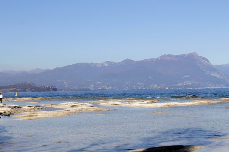 在西尔米奥在意大利北部的加尔达湖上海滩的风景