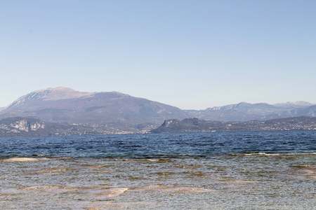 在西尔米奥在意大利北部的加尔达湖上海滩的风景